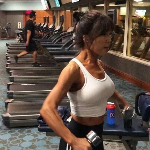 健身运动|健美锦标赛的亚洲健身女王，谁能看出她已经60岁了呢？