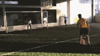 |搞笑GIF段子:美女,开拖拉机这都不是事,档位一挂手刹一松麻利麻利的走