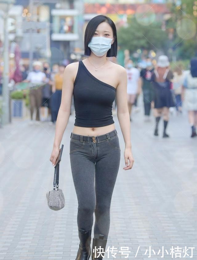 肩衣|黑背心与露脐牛仔裤搭配，轻松成了人群的焦点