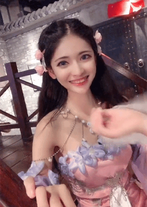 |搞笑动图:把妹子的小脸放手掌上捏一捏!