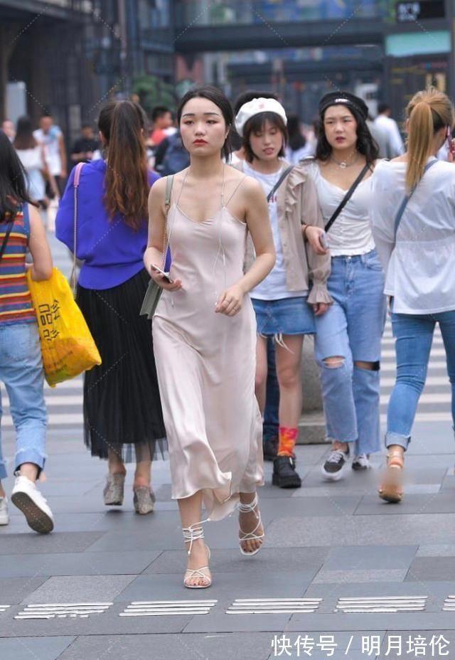 靓妹|珍珠白裹身裙轻松美的出众,靓妹用耳机线做成裹脚鞋可真有一套