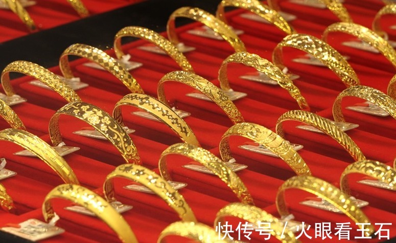 顾客 试戴黄金手镯后离开,被店员要求支付1467元矫正费,网友:不合理