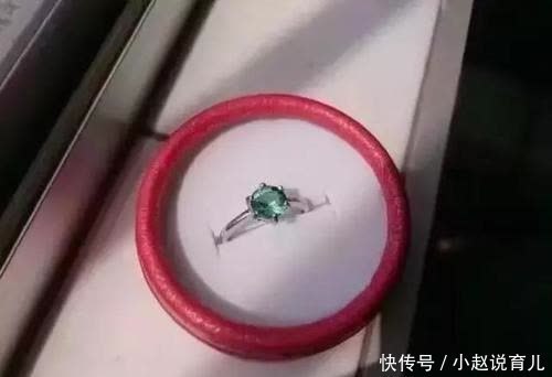 用酒瓶做的祖母绿钻石！你别说，如果不是这个酒瓶，还真的很像宝石！