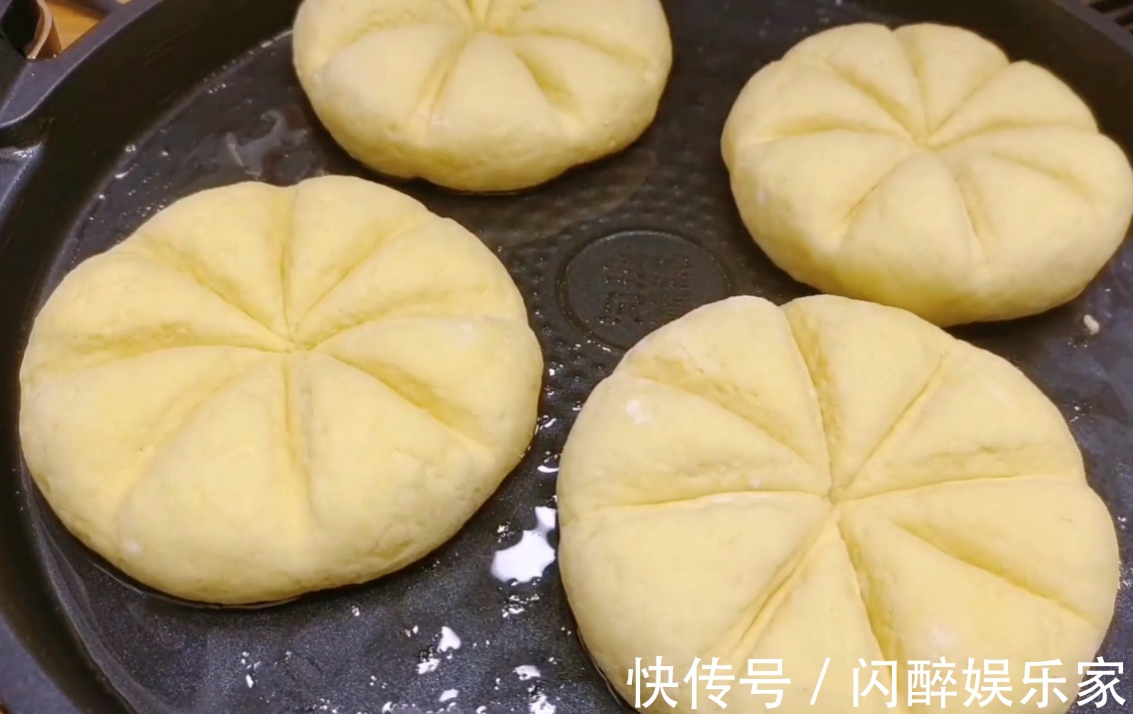 谷物醇|玉米面开水一烫,加一盒酸奶,金黄柔软好消化,孩子三天两头要吃