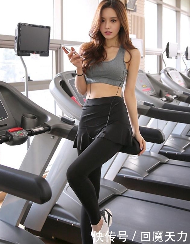 街拍:紧身打底裤美女靓丽搭配,塑造完美身形!