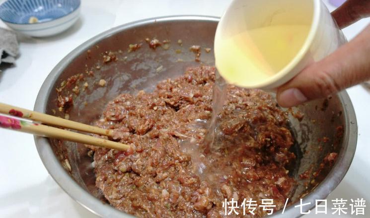 做羊肉馅饺子，记住2个“调馅技巧”，饺子鲜嫩多汁，好吃无膻味