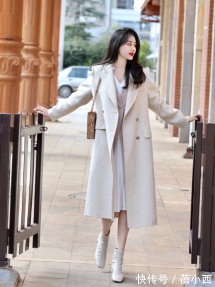 博主|大衣里面配什么才时髦?建议试试“大衣+连衣裙”,简约又撩人