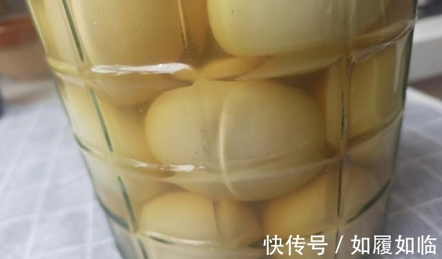腌鸡蛋只放盐就错了,只需多加2步,个个流油起沙,做法零失败