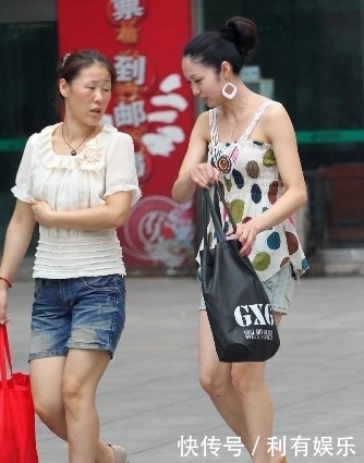 街拍:美女吊带印花色上衣搭配牛仔短裙,时髦又得体