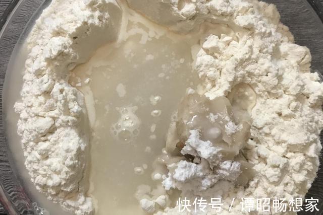 中式点心白皮酥做法，猪油和面静置半小时，成品香酥还不腻