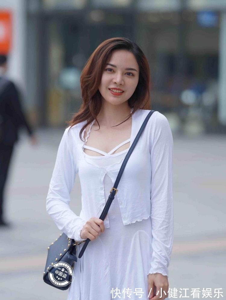 搭配|凹凸紧致的连衣裙美女，装扮才能显得优雅精致，懒散随意