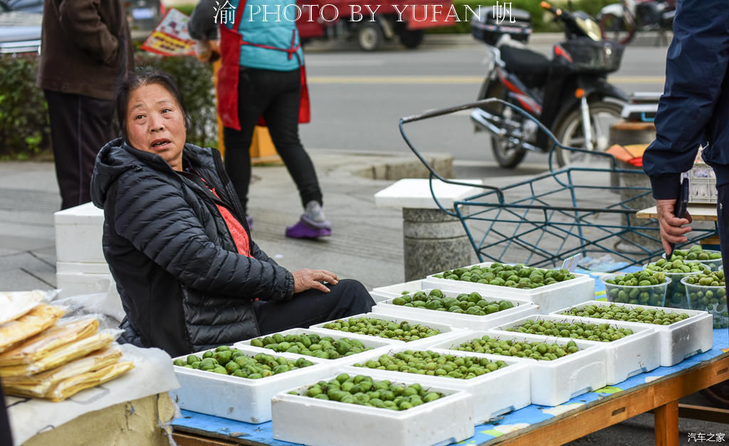  中朝边境的长白菜市场，人参像萝卜一样摆地上卖，有的商品真便宜