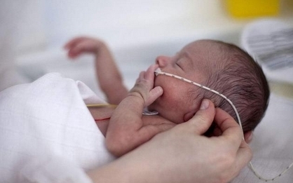 孩子|孩子出生一个月不幸夭折,手里紧紧握着的东西,让人们看了···