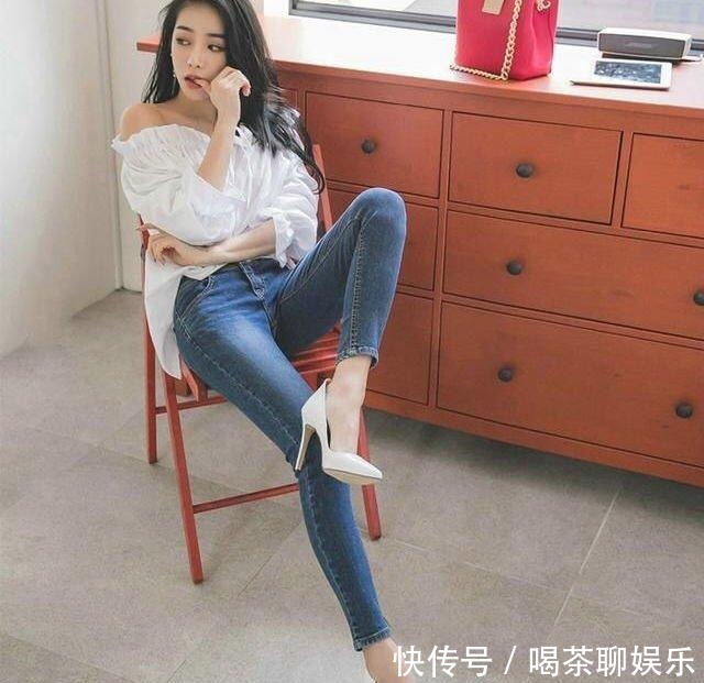 牛仔裤小姐姐的搭配魅力十足,穿出不同的感觉