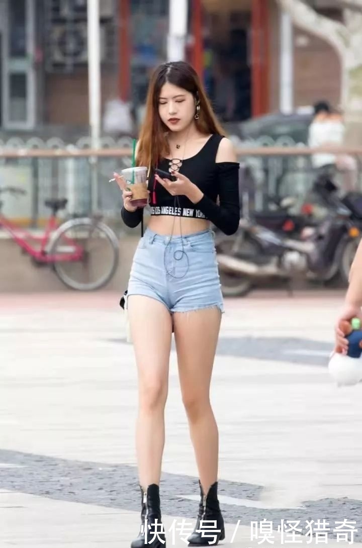 黑色|街拍美女:小姐姐高腰短裤配黑色短靴,刷新你的时髦度