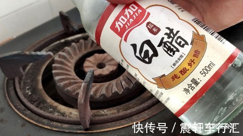 今天才知道，把白醋倒在燃气灶上，一年省出好几百开支，方便实用