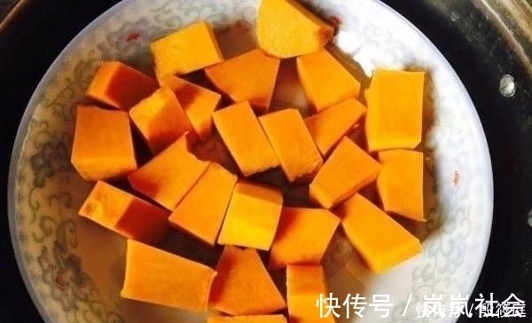 做南瓜派时，不要只记得加糯米粉，多加这两步，简单可口