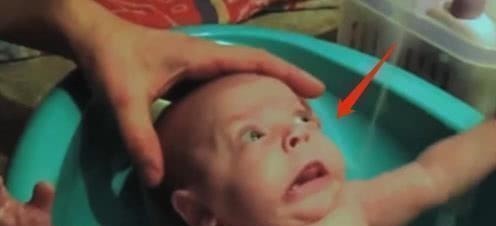 保姆|3岁孩子抗拒洗澡,医院检查表示没毛病,宝妈查看监控才了解真相