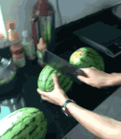 |搞笑GIF趣图:过目不忘,对了,我们的wifi就是她发明的