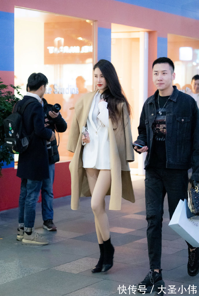 打扮 美女街拍:小姐姐很会穿衣,打扮得性感时尚,可惜是别人家的女朋友