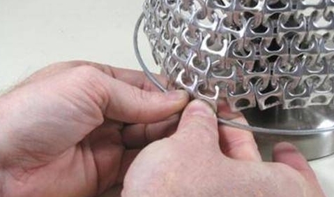 国外女孩用六千多个拉环做成礼服,惊艳亮相毕业舞会