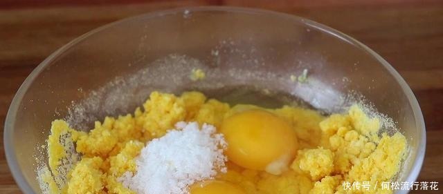 玉米面加2个鸡蛋，不蒸不炸，营养又解馋，出锅全家抢着吃！