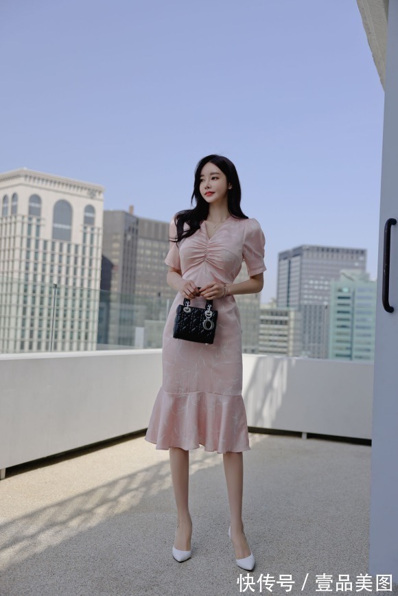 时尚&女神孙允珠时尚搭配:微甜蜜桃科尔多瓦经典刺绣裙