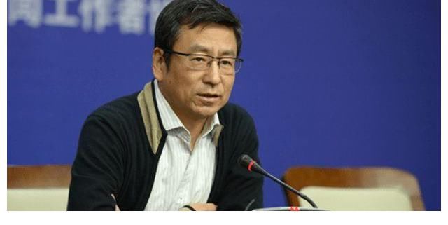 王朔评价白岩松：骨子里的做作，白岩松说我绝不还嘴，除非骂我妈