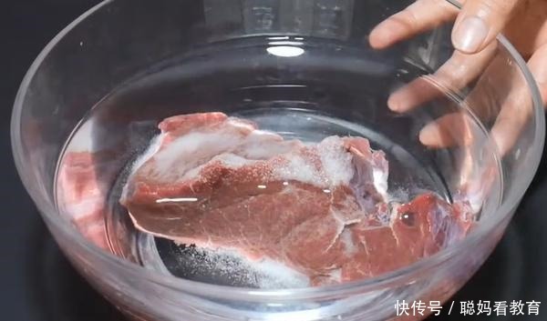 牛肉别再用清水洗,教你一招,脏东西血水自己出来!