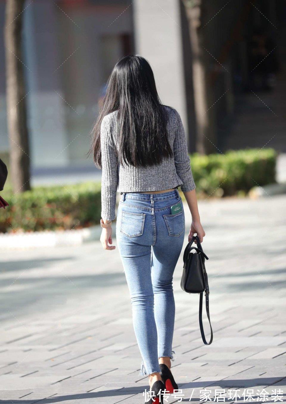 职场|穿小款上衣,搭配修身牛仔裤和高跟鞋,尽显女性职场风!