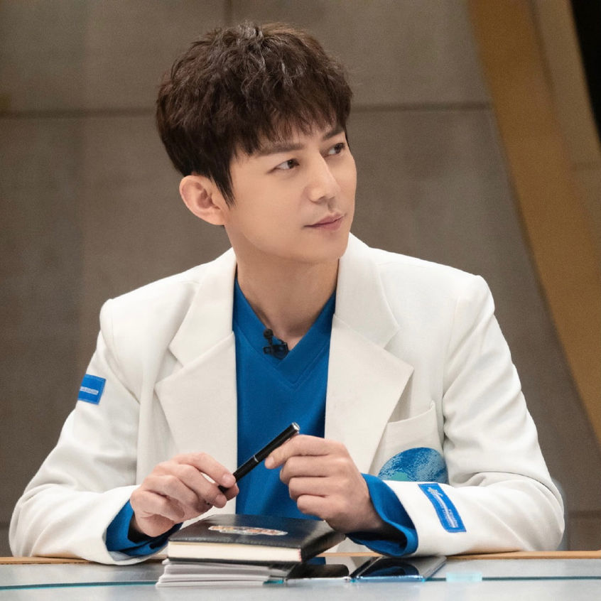 从线上都线下?继《明星大侦探》后,何老师将主持剧本杀?