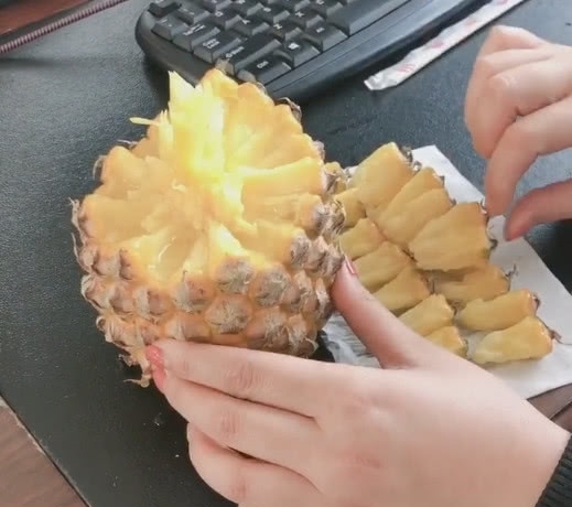吃菠萝真的不用削皮!水果摊大姐教你一个方法,原来吃错了20年