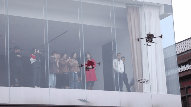 高甜撒糖！今天的文创港有最“嚣张”的婚车和最甜蜜的亲亲