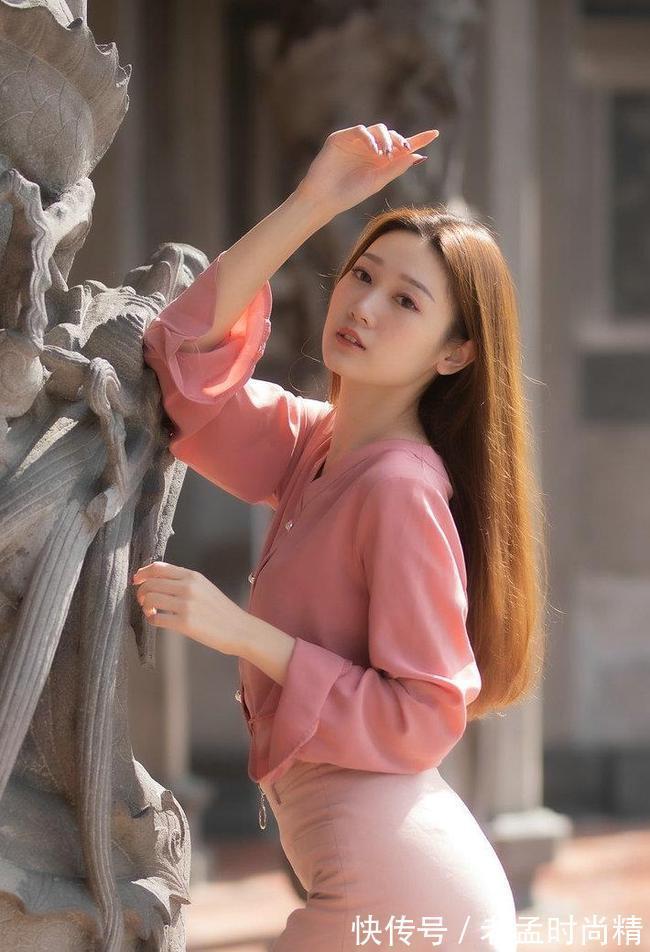 减龄 甜美减龄的雪纺衫,干练的V领设计露出精致的锁骨美,充满时尚感