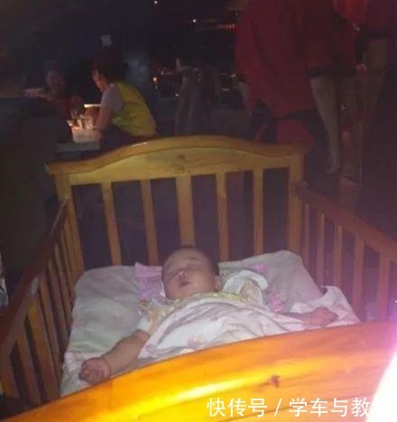 输给|海底捞董事长我做了那么多亲情化举动,却输给一个吧台小姑娘