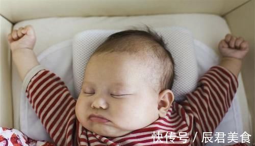 小手|宝宝坚持“举手”睡觉是何原因?懂了这三点,就不会无谓担心了