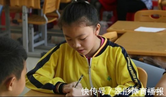 妈妈|8岁女儿考99.5分回家大哭,看到扣分题目后,妈妈也控制不住流泪