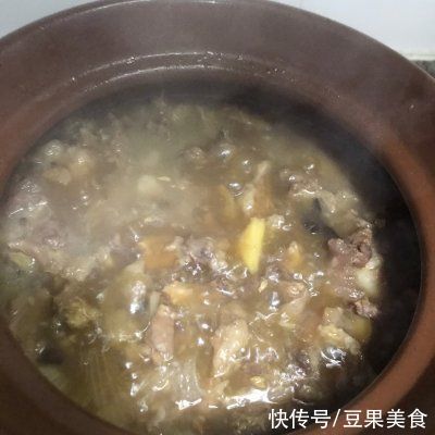 香喷喷热腾腾的炖牛腩 牛腩煲