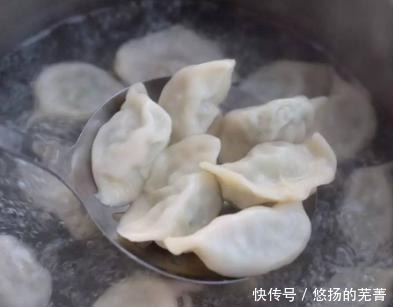 煮冻饺子,用冷水还是热水都错了!教你正确做法,不粘锅不开裂