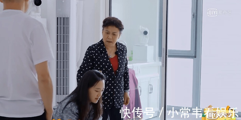 婆媳|秦子越让亲妈给婆婆做韭菜盒子，蹲着给婆婆穿鞋，曝婆媳相处之道
