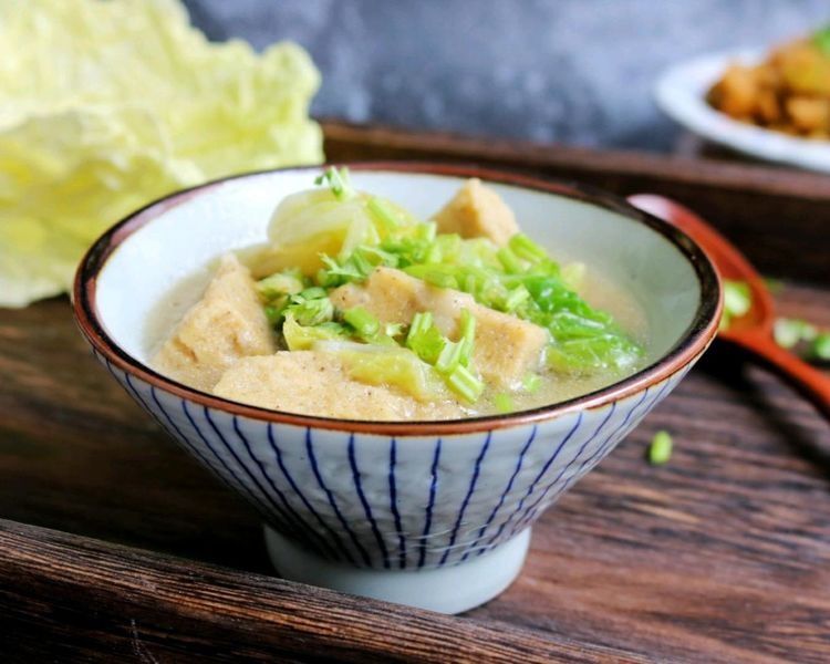 秋天多给家人这样吃白菜，不和面不擀面，清香柔软，汤也很鲜