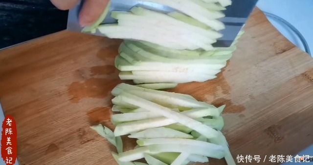 1个茄子,3个辣椒,教你茄子不发黑不油腻的做法,香辣可口下饭