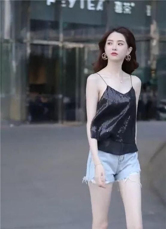 美女气质尽显非常优雅,很上档次,轻松让女人更显迷人