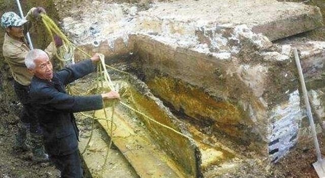 前礁村@祖坟被挖,60岁老人大闹考古现场,专家却说这是历史遗产