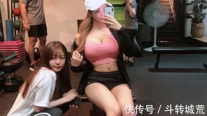 美女爱练瑜伽,芭比面孔很吸睛,漫画腿回头率爆棚