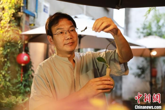 勿忘我@浙江“民间花王”:贩卖浪漫三十载 重现中国文人花道