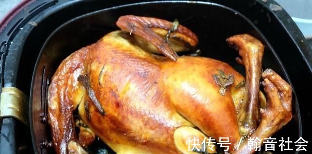 女儿生日,妈妈做了一桌菜,还有一个大蛋糕,满满的都是爱