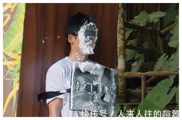 跑男全員脫妝露素顏，黃旭熙額頭臉頰兩個(gè)色，他白到發(fā)光成顏霸