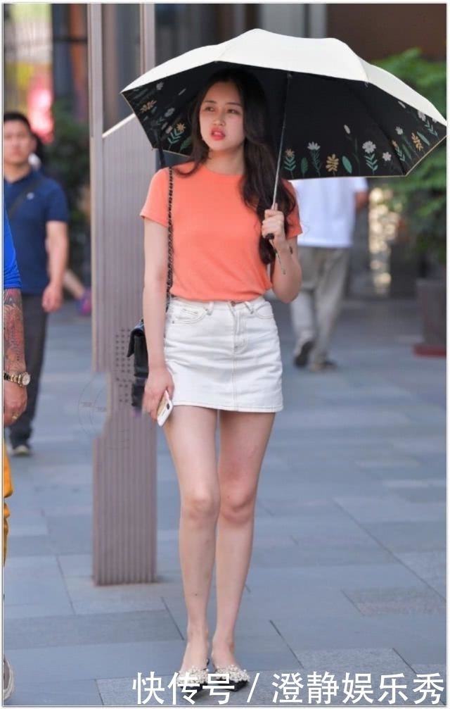 小姐姐橘色短袖搭配白色半裙，精美时尚