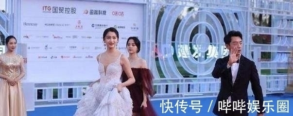 众星合照郑恺站错位,发现自己“咖位”不够,满脸通红往后退